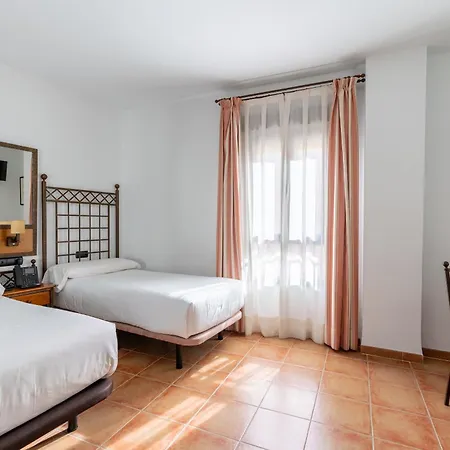 מלון Hacienda Santa Barbara 2*